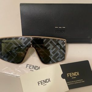 Fendi Eyewear
monogram print sunglasses with case and authenticity card
